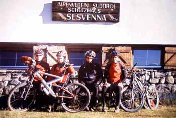 Alpencross 2000 Team vor der Sesvennahütte